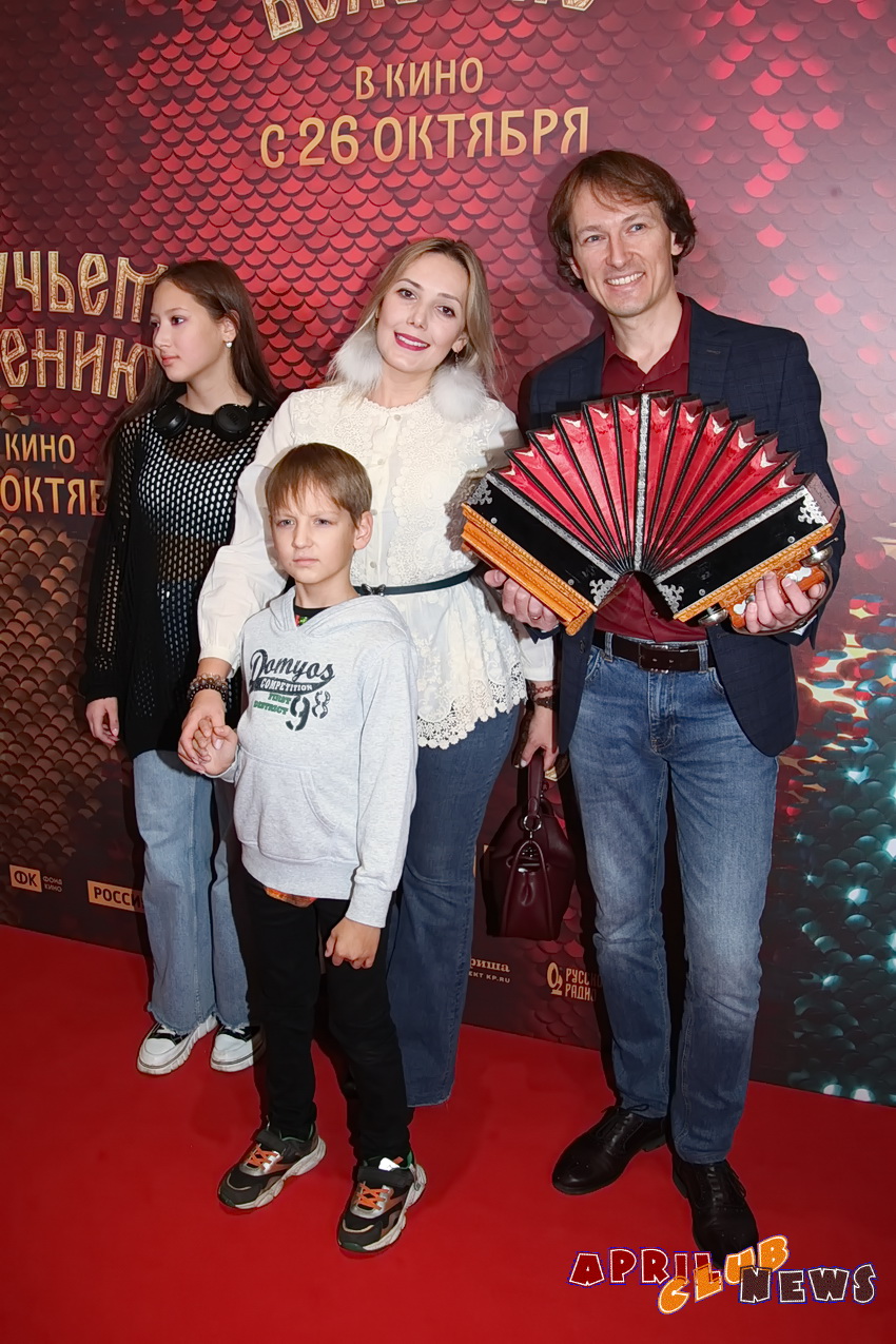 Павел Уханов с семьёй