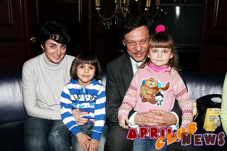 Михаил Барщевский с женой и детьми